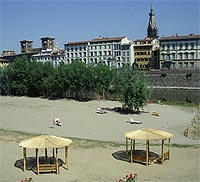 The new Florence beach on the Arno river